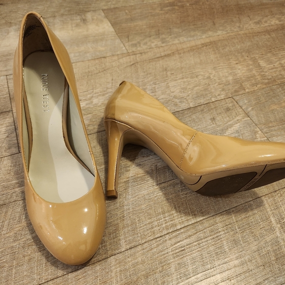 Nine West beige patent leather pump, size 5M also fit 5.5, 2.5" heel, like new - Picture 2 of 5